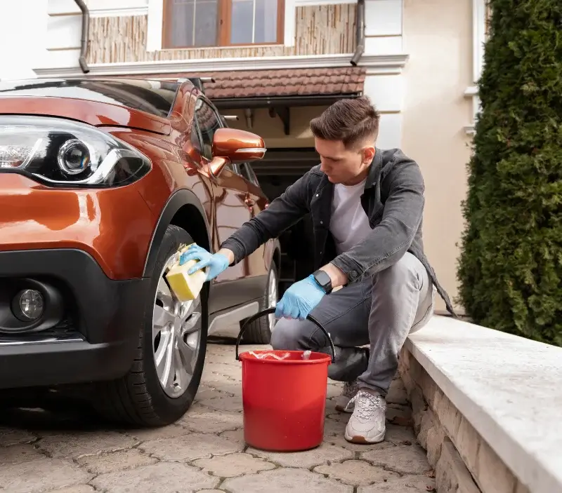Lavage auto à domicile Beauchastel : professionnel intervenant sur un véhicule